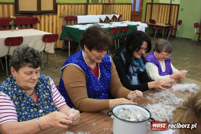 Zdjęcie w galerii na portalu naszraciborz.pl: Goście z Czech na szkubaniu pierza w Borucinie FOTO wiadomości z regionu