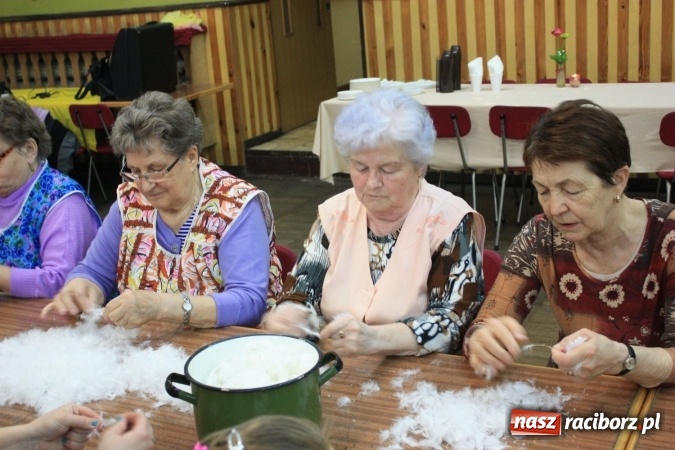 Zdjęcie w galerii na portalu naszraciborz.pl: Goście z Czech na szkubaniu pierza w Borucinie FOTO wiadomości z regionu