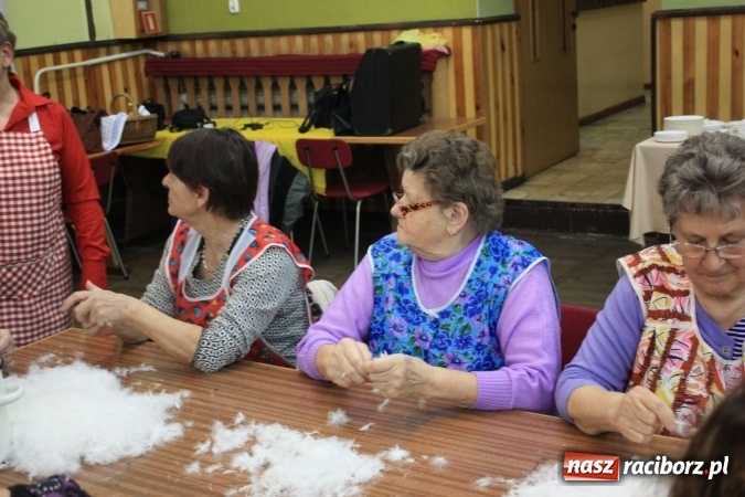 Zdjęcie w galerii na portalu naszraciborz.pl: Goście z Czech na szkubaniu pierza w Borucinie FOTO wiadomości z regionu