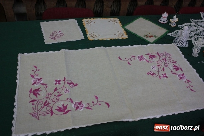 Zdjęcie w galerii na portalu naszraciborz.pl: Goście z Czech na szkubaniu pierza w Borucinie FOTO wiadomości z regionu