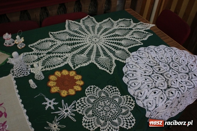 Zdjęcie w galerii na portalu naszraciborz.pl: Goście z Czech na szkubaniu pierza w Borucinie FOTO wiadomości z regionu