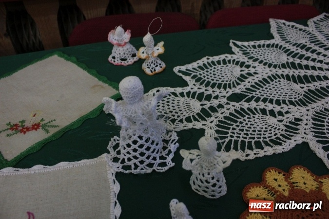 Zdjęcie w galerii na portalu naszraciborz.pl: Goście z Czech na szkubaniu pierza w Borucinie FOTO wiadomości z regionu