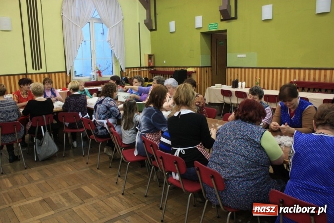 Zdjęcie w galerii na portalu naszraciborz.pl: Goście z Czech na szkubaniu pierza w Borucinie FOTO wiadomości z regionu