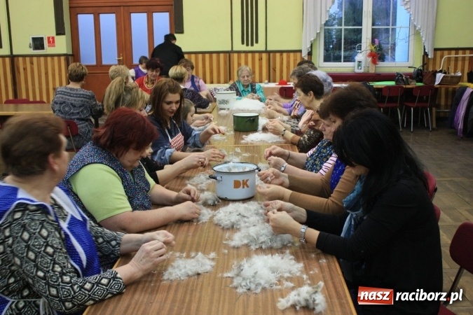 Zdjęcie w galerii na portalu naszraciborz.pl: Goście z Czech na szkubaniu pierza w Borucinie FOTO wiadomości z regionu