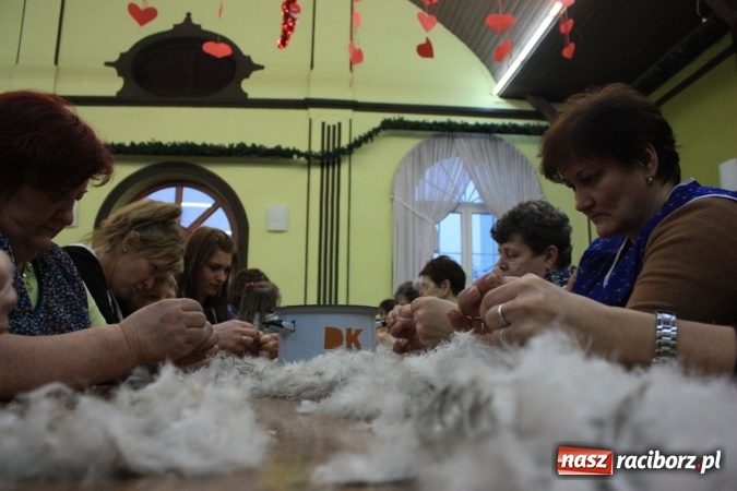 Zdjęcie w galerii na portalu naszraciborz.pl: Goście z Czech na szkubaniu pierza w Borucinie FOTO wiadomości z regionu