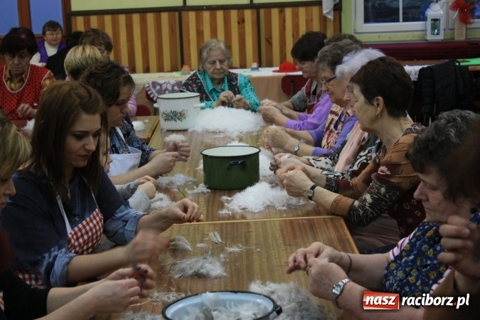 Zdjęcie w galerii na portalu naszraciborz.pl: Goście z Czech na szkubaniu pierza w Borucinie FOTO wiadomości z regionu