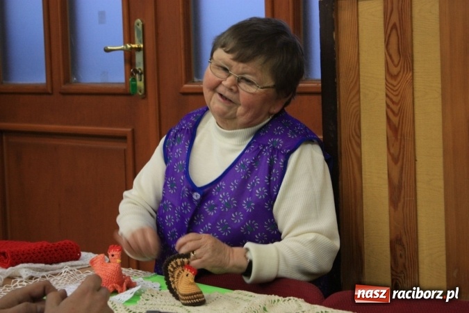 Zdjęcie w galerii na portalu naszraciborz.pl: Goście z Czech na szkubaniu pierza w Borucinie FOTO wiadomości z regionu