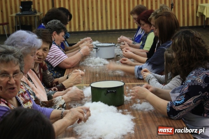 Zdjęcie w galerii na portalu naszraciborz.pl: Goście z Czech na szkubaniu pierza w Borucinie FOTO wiadomości z regionu