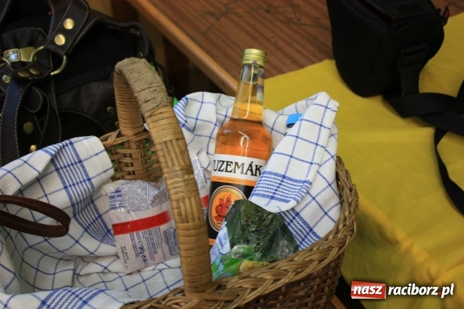 Zdjęcie w galerii na portalu naszraciborz.pl: Goście z Czech na szkubaniu pierza w Borucinie FOTO wiadomości z regionu