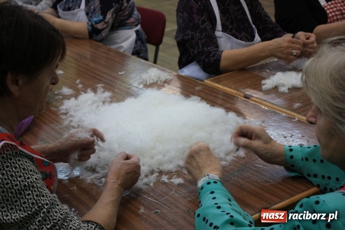 Zdjęcie w galerii na portalu naszraciborz.pl: Goście z Czech na szkubaniu pierza w Borucinie FOTO wiadomości z regionu