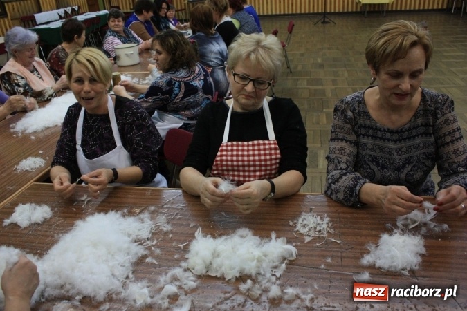 Zdjęcie w galerii na portalu naszraciborz.pl: Goście z Czech na szkubaniu pierza w Borucinie FOTO wiadomości z regionu