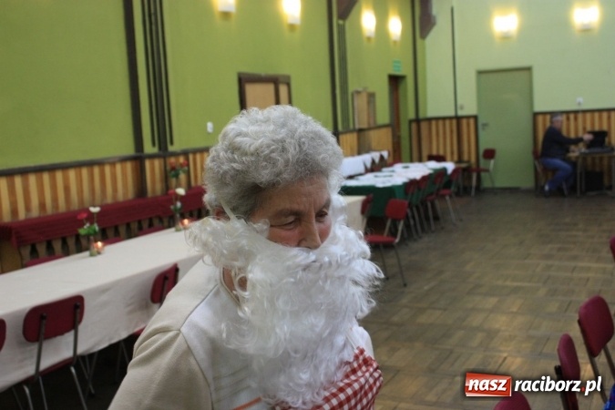 Zdjęcie w galerii na portalu naszraciborz.pl: Goście z Czech na szkubaniu pierza w Borucinie FOTO wiadomości z regionu