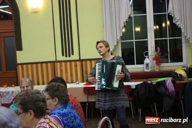 Zdjęcie w galerii na portalu naszraciborz.pl: Goście z Czech na szkubaniu pierza w Borucinie FOTO wiadomości z regionu