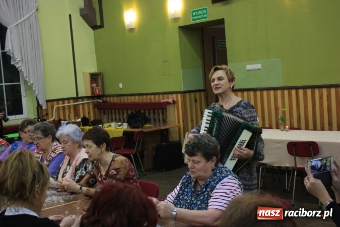 Zdjęcie w galerii na portalu naszraciborz.pl: Goście z Czech na szkubaniu pierza w Borucinie FOTO wiadomości z regionu