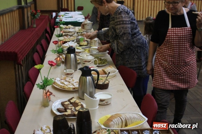 Zdjęcie w galerii na portalu naszraciborz.pl: Goście z Czech na szkubaniu pierza w Borucinie FOTO wiadomości z regionu