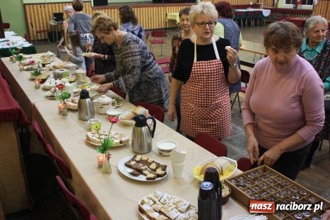Zdjęcie w galerii na portalu naszraciborz.pl: Goście z Czech na szkubaniu pierza w Borucinie FOTO wiadomości z regionu