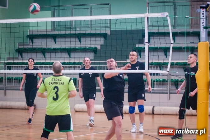 Zdjęcie w galerii na portalu naszraciborz.pl: Trwa VII edycja siatkarskiego Turnieju Zakładów Pracy i Służb Mudurowych o Puchar Prezydenta wiadomości z regionu