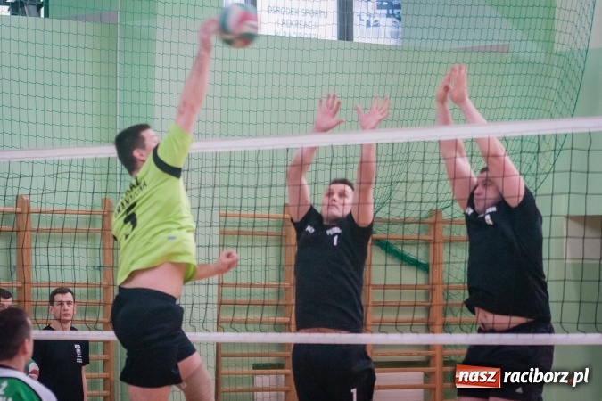 Zdjęcie w galerii na portalu naszraciborz.pl: Trwa VII edycja siatkarskiego Turnieju Zakładów Pracy i Służb Mudurowych o Puchar Prezydenta wiadomości z regionu