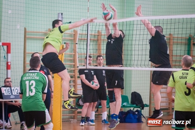 Zdjęcie w galerii na portalu naszraciborz.pl: Trwa VII edycja siatkarskiego Turnieju Zakładów Pracy i Służb Mudurowych o Puchar Prezydenta wiadomości z regionu