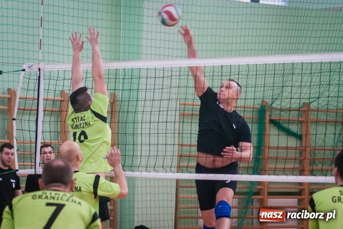 Zdjęcie w galerii na portalu naszraciborz.pl: Trwa VII edycja siatkarskiego Turnieju Zakładów Pracy i Służb Mudurowych o Puchar Prezydenta wiadomości z regionu