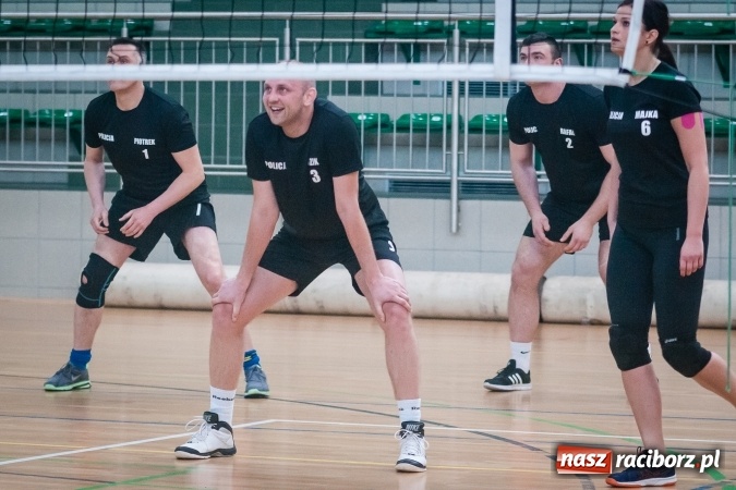 Zdjęcie w galerii na portalu naszraciborz.pl: Trwa VII edycja siatkarskiego Turnieju Zakładów Pracy i Służb Mudurowych o Puchar Prezydenta wiadomości z regionu