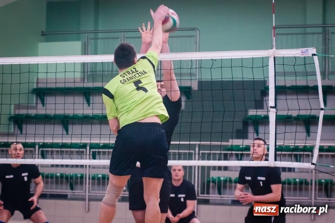 Zdjęcie w galerii na portalu naszraciborz.pl: Trwa VII edycja siatkarskiego Turnieju Zakładów Pracy i Służb Mudurowych o Puchar Prezydenta wiadomości z regionu