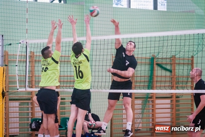 Zdjęcie w galerii na portalu naszraciborz.pl: Trwa VII edycja siatkarskiego Turnieju Zakładów Pracy i Służb Mudurowych o Puchar Prezydenta wiadomości z regionu