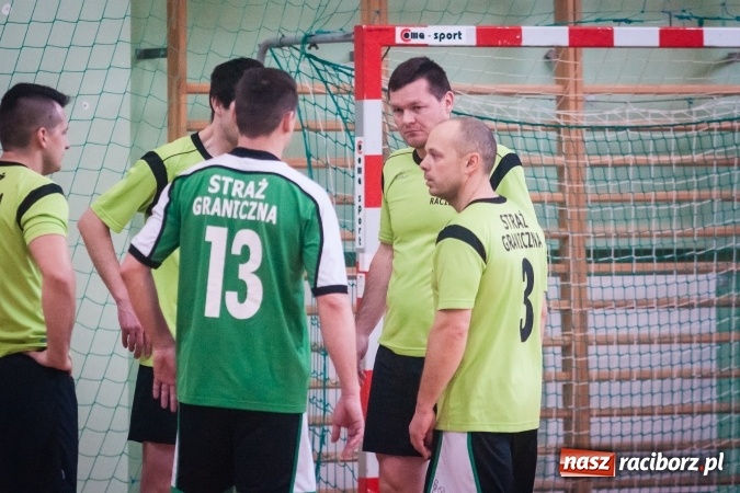 Zdjęcie w galerii na portalu naszraciborz.pl: Trwa VII edycja siatkarskiego Turnieju Zakładów Pracy i Służb Mudurowych o Puchar Prezydenta wiadomości z regionu