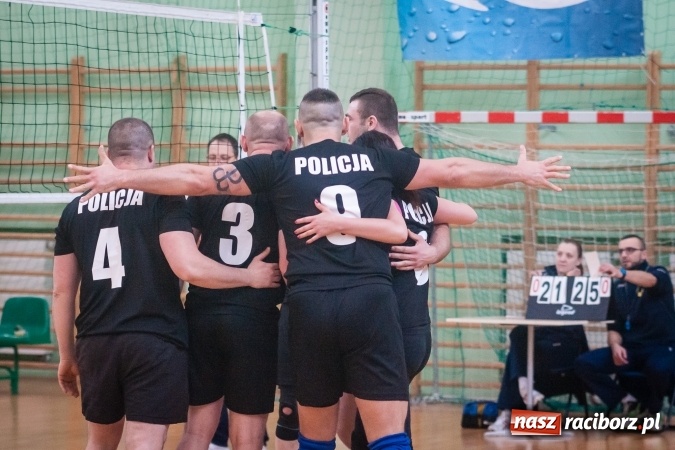 Zdjęcie w galerii na portalu naszraciborz.pl: Trwa VII edycja siatkarskiego Turnieju Zakładów Pracy i Służb Mudurowych o Puchar Prezydenta wiadomości z regionu