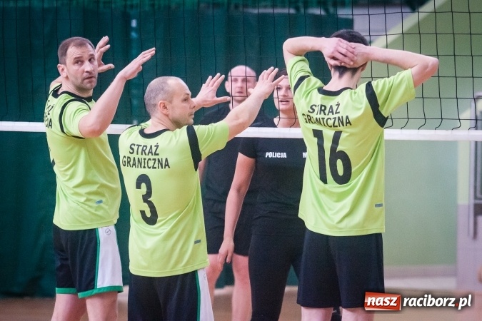 Zdjęcie w galerii na portalu naszraciborz.pl: Trwa VII edycja siatkarskiego Turnieju Zakładów Pracy i Służb Mudurowych o Puchar Prezydenta wiadomości z regionu