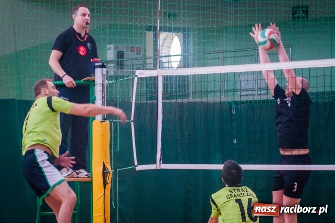 Zdjęcie w galerii na portalu naszraciborz.pl: Trwa VII edycja siatkarskiego Turnieju Zakładów Pracy i Służb Mudurowych o Puchar Prezydenta wiadomości z regionu