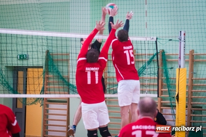 Zdjęcie w galerii na portalu naszraciborz.pl: Trwa VII edycja siatkarskiego Turnieju Zakładów Pracy i Służb Mudurowych o Puchar Prezydenta wiadomości z regionu