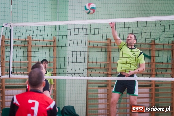 Zdjęcie w galerii na portalu naszraciborz.pl: Trwa VII edycja siatkarskiego Turnieju Zakładów Pracy i Służb Mudurowych o Puchar Prezydenta wiadomości z regionu