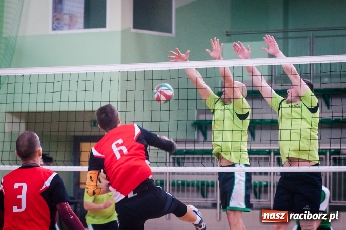 Zdjęcie w galerii na portalu naszraciborz.pl: Trwa VII edycja siatkarskiego Turnieju Zakładów Pracy i Służb Mudurowych o Puchar Prezydenta wiadomości z regionu
