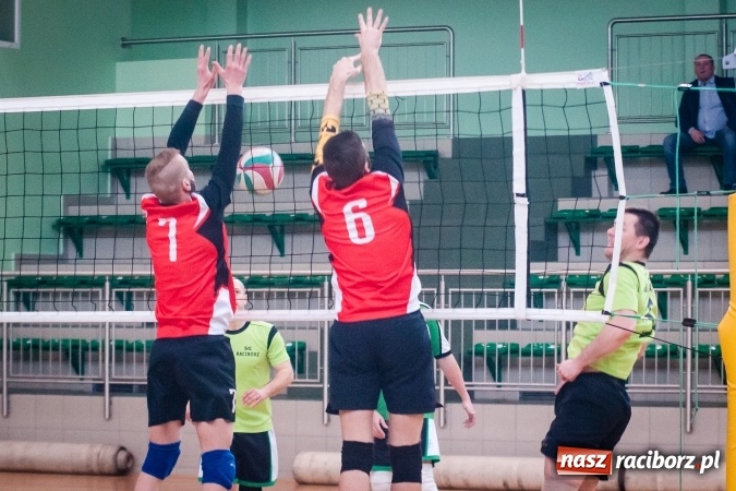 Zdjęcie w galerii na portalu naszraciborz.pl: Trwa VII edycja siatkarskiego Turnieju Zakładów Pracy i Służb Mudurowych o Puchar Prezydenta wiadomości z regionu
