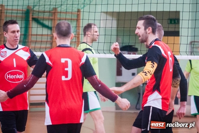 Zdjęcie w galerii na portalu naszraciborz.pl: Trwa VII edycja siatkarskiego Turnieju Zakładów Pracy i Służb Mudurowych o Puchar Prezydenta wiadomości z regionu