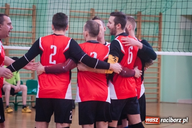 Zdjęcie w galerii na portalu naszraciborz.pl: Trwa VII edycja siatkarskiego Turnieju Zakładów Pracy i Służb Mudurowych o Puchar Prezydenta wiadomości z regionu