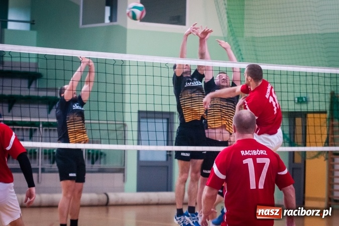Zdjęcie w galerii na portalu naszraciborz.pl: Trwa VII edycja siatkarskiego Turnieju Zakładów Pracy i Służb Mudurowych o Puchar Prezydenta wiadomości z regionu