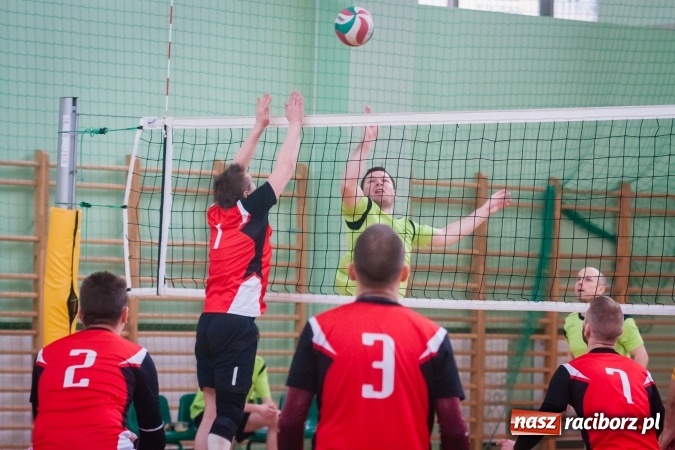 Zdjęcie w galerii na portalu naszraciborz.pl: Trwa VII edycja siatkarskiego Turnieju Zakładów Pracy i Służb Mudurowych o Puchar Prezydenta wiadomości z regionu