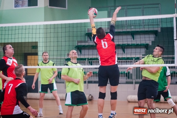 Zdjęcie w galerii na portalu naszraciborz.pl: Trwa VII edycja siatkarskiego Turnieju Zakładów Pracy i Służb Mudurowych o Puchar Prezydenta wiadomości z regionu