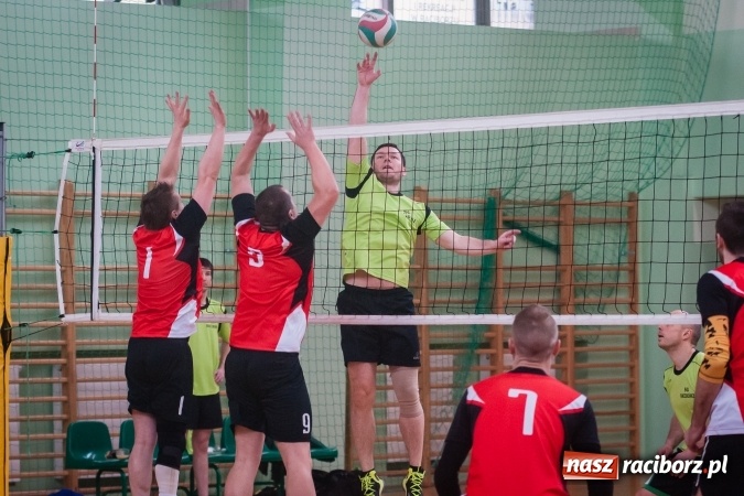 Zdjęcie w galerii na portalu naszraciborz.pl: Trwa VII edycja siatkarskiego Turnieju Zakładów Pracy i Służb Mudurowych o Puchar Prezydenta wiadomości z regionu