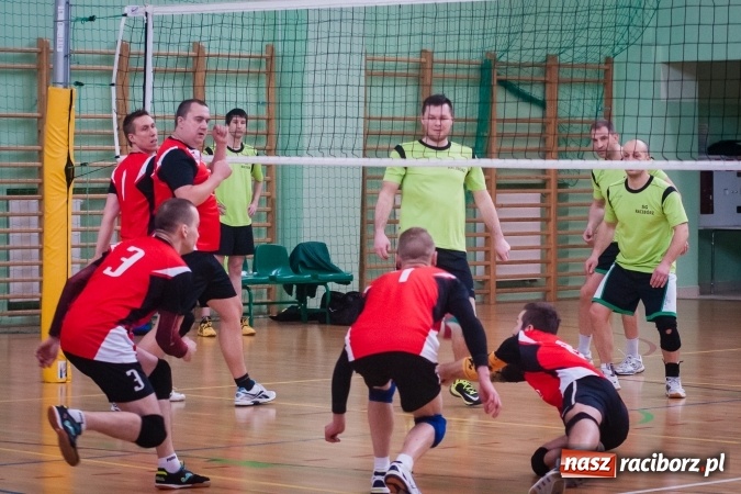 Zdjęcie w galerii na portalu naszraciborz.pl: Trwa VII edycja siatkarskiego Turnieju Zakładów Pracy i Służb Mudurowych o Puchar Prezydenta wiadomości z regionu