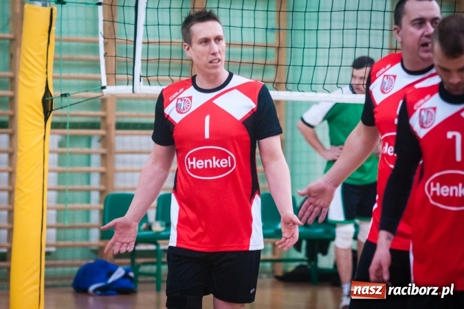 Zdjęcie w galerii na portalu naszraciborz.pl: Trwa VII edycja siatkarskiego Turnieju Zakładów Pracy i Służb Mudurowych o Puchar Prezydenta wiadomości z regionu