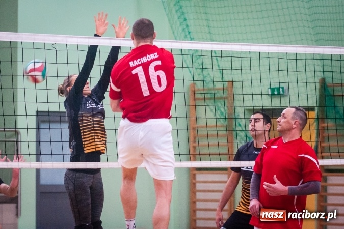 Zdjęcie w galerii na portalu naszraciborz.pl: Trwa VII edycja siatkarskiego Turnieju Zakładów Pracy i Służb Mudurowych o Puchar Prezydenta wiadomości z regionu