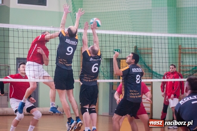 Zdjęcie w galerii na portalu naszraciborz.pl: Trwa VII edycja siatkarskiego Turnieju Zakładów Pracy i Służb Mudurowych o Puchar Prezydenta wiadomości z regionu