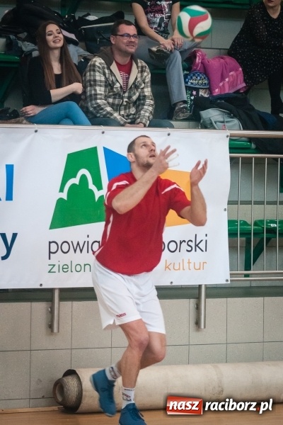 Zdjęcie w galerii na portalu naszraciborz.pl: Trwa VII edycja siatkarskiego Turnieju Zakładów Pracy i Służb Mudurowych o Puchar Prezydenta wiadomości z regionu