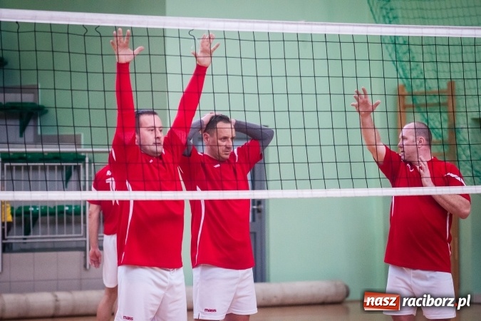 Zdjęcie w galerii na portalu naszraciborz.pl: Trwa VII edycja siatkarskiego Turnieju Zakładów Pracy i Służb Mudurowych o Puchar Prezydenta wiadomości z regionu
