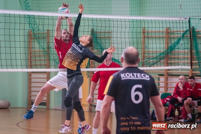 Zdjęcie w galerii na portalu naszraciborz.pl: Trwa VII edycja siatkarskiego Turnieju Zakładów Pracy i Służb Mudurowych o Puchar Prezydenta wiadomości z regionu