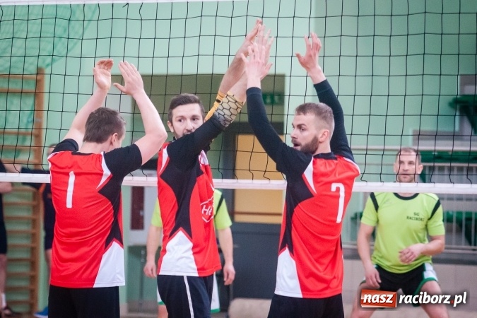 Zdjęcie w galerii na portalu naszraciborz.pl: Trwa VII edycja siatkarskiego Turnieju Zakładów Pracy i Służb Mudurowych o Puchar Prezydenta wiadomości z regionu