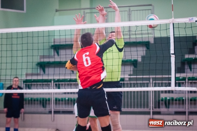 Zdjęcie w galerii na portalu naszraciborz.pl: Trwa VII edycja siatkarskiego Turnieju Zakładów Pracy i Służb Mudurowych o Puchar Prezydenta wiadomości z regionu